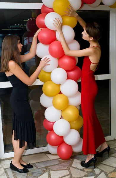 Meninas decorar uma premissa balões — Fotografia de Stock
