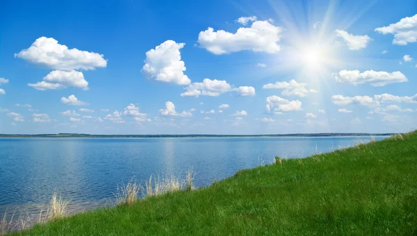 Пейзаж с тихой водой озера — стоковое фото