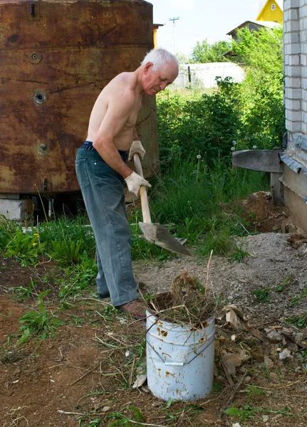 Άνδρες καθαρίζεται σε μια αυλή — Φωτογραφία Αρχείου