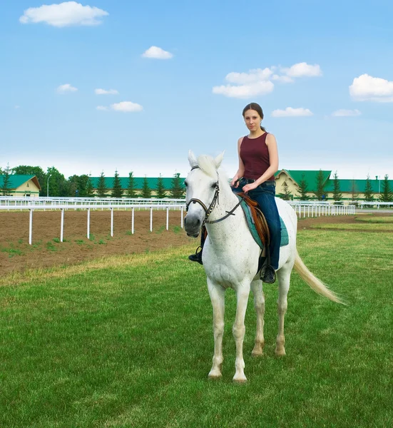 Meisje schrijlings op een paard — Stockfoto