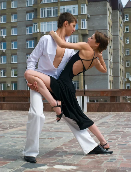 Jovem casal dançando — Fotografia de Stock