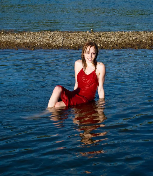 Dívka v červených šatech mokré — Stock fotografie