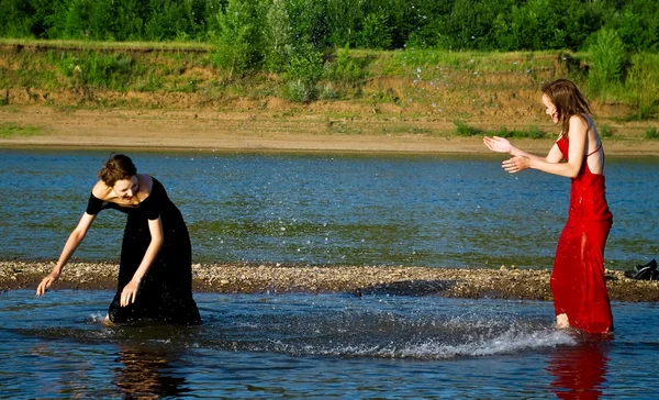 Девушки играют с водой — стоковое фото