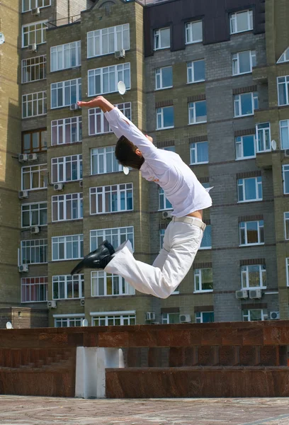 Män hoppar mot urban landscap — Stockfoto