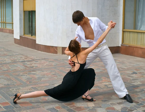 Dansende latino dans (echt) paar — Stockfoto