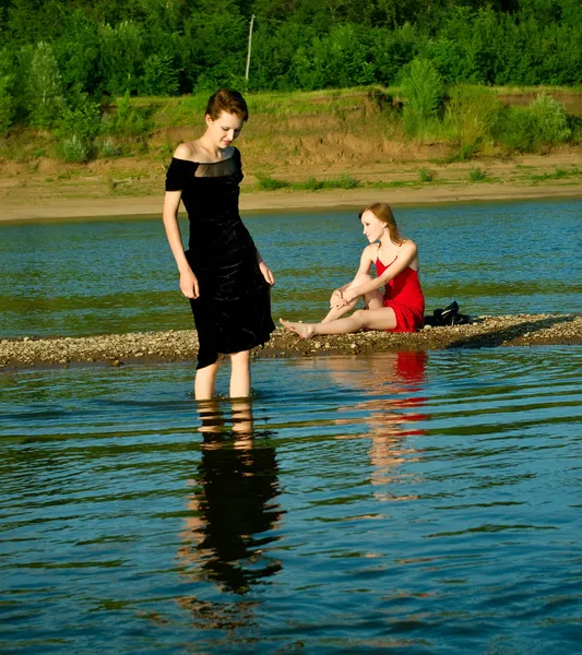 Flickor på stranden av floden — Stockfoto