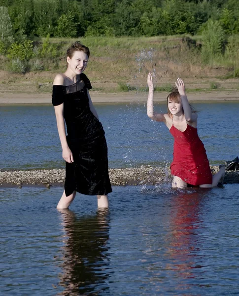 Su ile oynayan kızlar — Stok fotoğraf