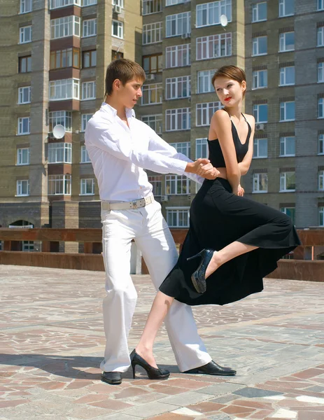タンゴを踊る若いカップル — ストック写真