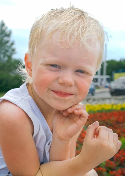 Lächelnder kleiner Junge — Stockfoto