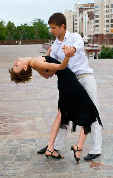 Casal jovem dançando dança latina — Fotografia de Stock