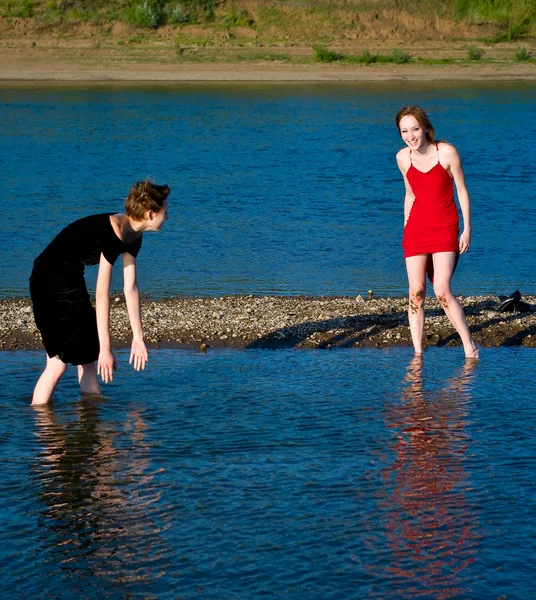 Les jeunes filles jouent avec l'eau — Photo