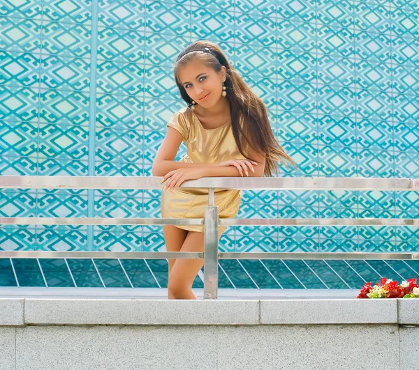 水色の壁に対して黄金の少女 — ストック写真