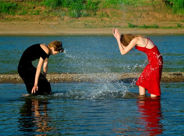 Meninas brincando com água — Fotografia de Stock
