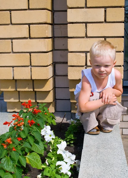 Kleiner Junge gegen gelbe Ziegelmauer — Stockfoto
