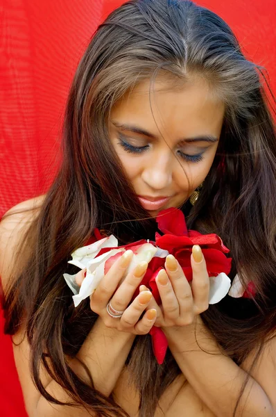 Vrouwen houden bloemblaadjes — Stockfoto