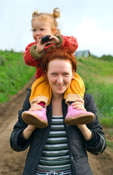 Jonge vrouwen met een klein kind — Stockfoto