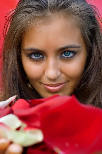 花びらを保持している若い女性 — ストック写真