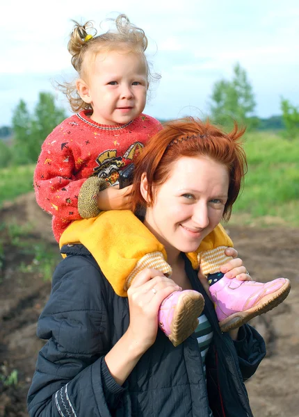 Молодые женщины с маленьким ребенком — стоковое фото