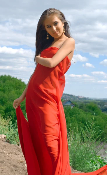 Meisje in rode jurk — Stockfoto