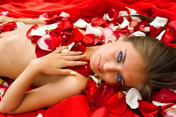 Девушка в лепестке розы — стоковое фото