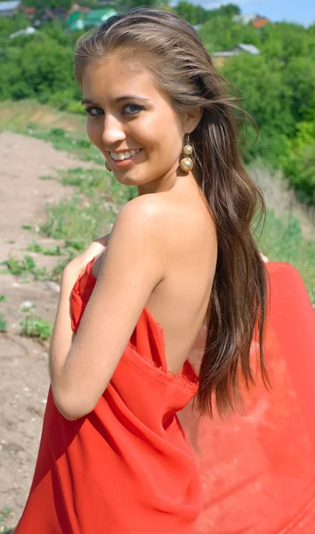 빨간 드레스를 입고 웃는 소녀 — 스톡 사진