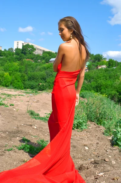 Κορίτσι με κόκκινο φόρεμα — Φωτογραφία Αρχείου