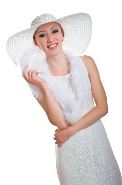 gülümseyen kız beyaz şapka, elbise ve boa