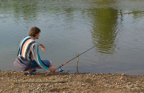 Os homens pescam uma fiação — Fotografia de Stock