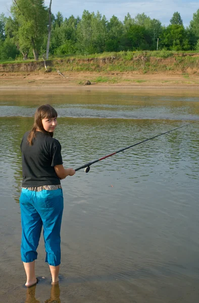 Menina pesca uma pesca — Fotografia de Stock