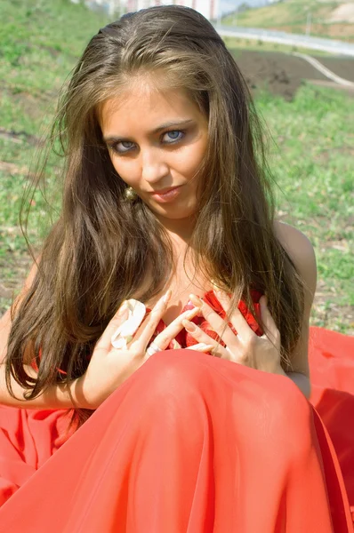 Genç kadın kırmızı — Stok fotoğraf