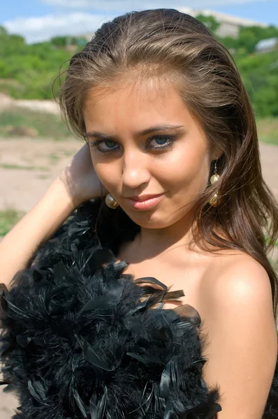 Mooi meisje in een zwarte boa — Stockfoto