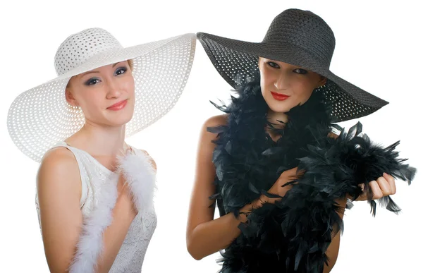 Dvě dívky v klobouku a boa — Stock fotografie