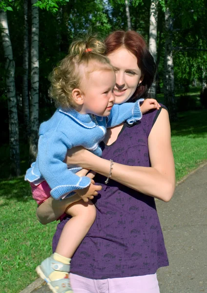 Donne con un bambino piccolo — Foto Stock