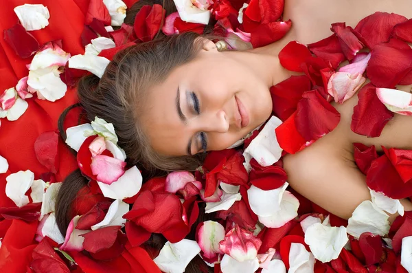 Спляча дівчина в пелюстці троянди — стокове фото