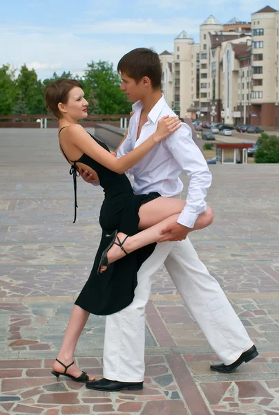 タンゴを踊る若いカップル — ストック写真