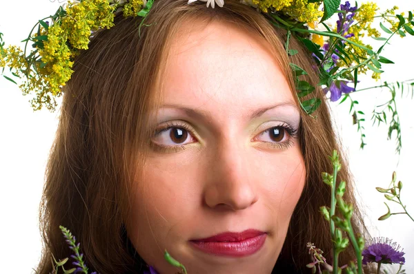 白い花の花輪を持つ女性 — ストック写真