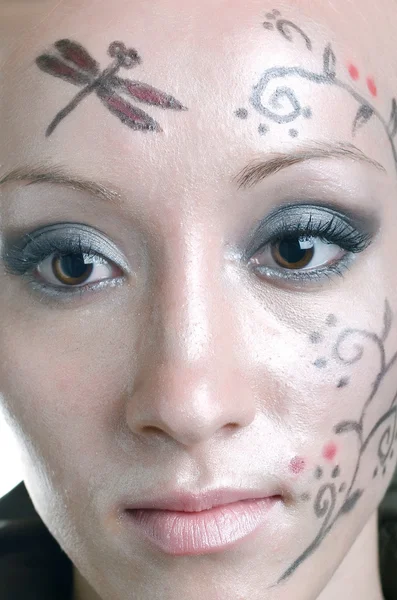 Frauen mit Blumenmuster im Gesicht — Stockfoto