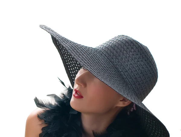 Ženy v černém klobouku a boa na bílém pozadí — Stock fotografie