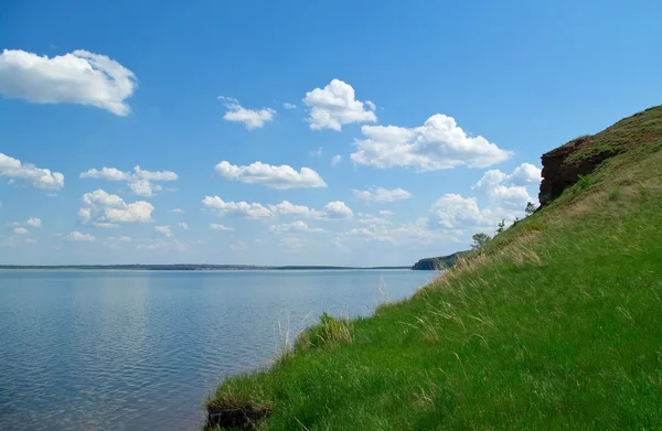 Landschaft mit Felsen über dem See — Stockfoto
