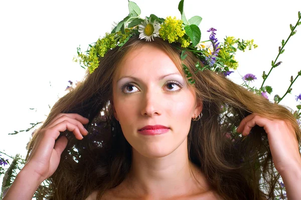 Jeunes femmes avec couronne florale — Photo