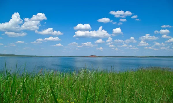 Água tranquila de lago e céu nublado — Fotografia de Stock