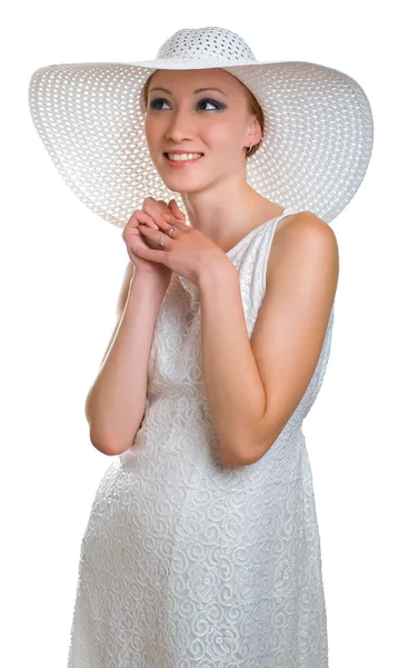 Beyaz şapka ve kıyafet gülümseyen kadın — Stok fotoğraf