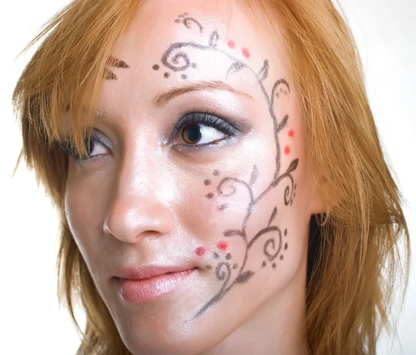 Jonge vrouwen met bloemmotief op gezicht — Stockfoto