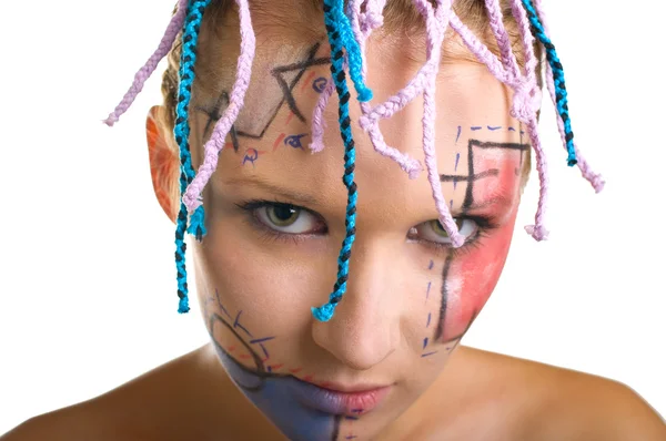 Flicka med flätor och geometriska makeup — Stockfoto