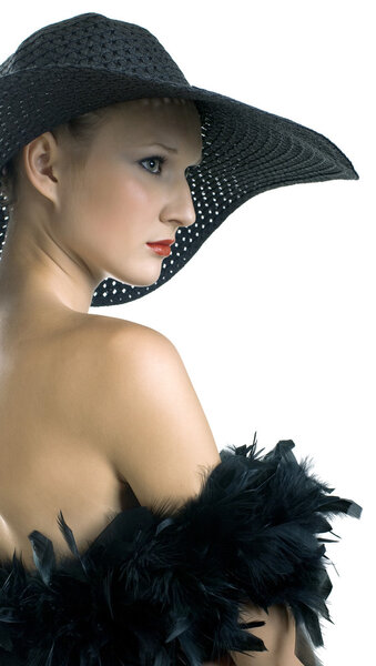 Молодые грустные женщины в черной шляпе и боа

