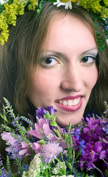 Mujeres jóvenes sonrientes con flores —  Fotos de Stock