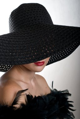 Siyah şapkalı kadınlar