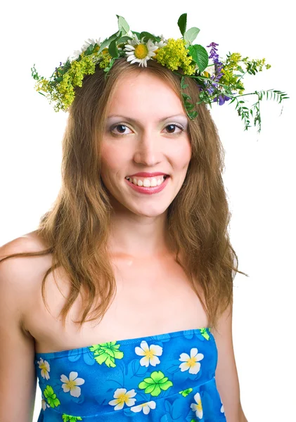 Lächelnde Frauen mit Blumenkranz — Stockfoto