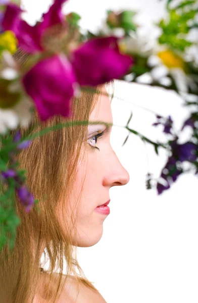 Serenity çiçekler olan genç kadın — Stok fotoğraf