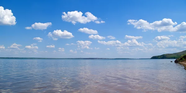 平静的水面的湖 — 图库照片